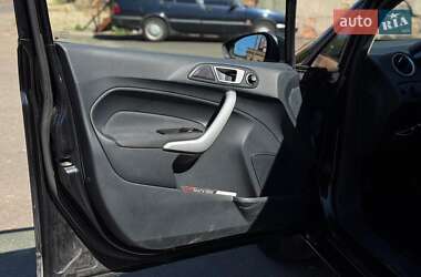 Хэтчбек Ford Fiesta 2011 в 