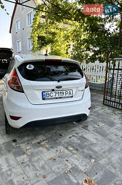 Хэтчбек Ford Fiesta 2016 в 