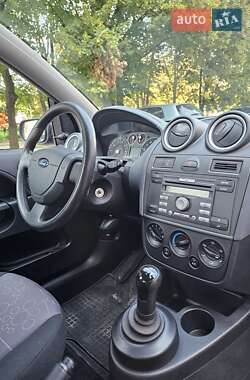 Хэтчбек Ford Fiesta 2006 в 
