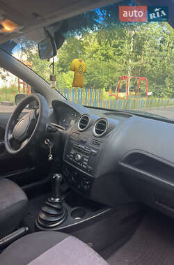 Хэтчбек Ford Fiesta 2006 в 