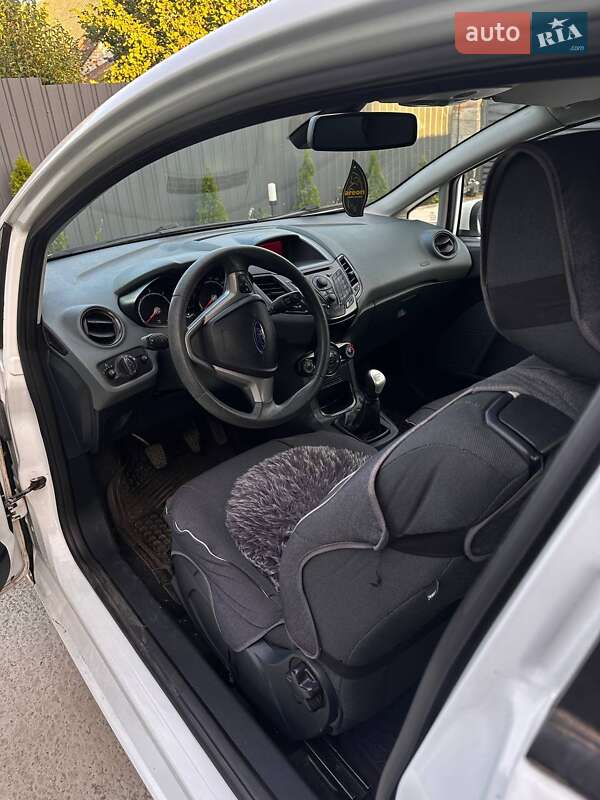 Хэтчбек Ford Fiesta 2010 в Луцке фото 3 Хэтчбек Ford Fiesta 2010 в Луцке