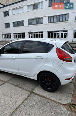 Хэтчбек Ford Fiesta 2011 в 