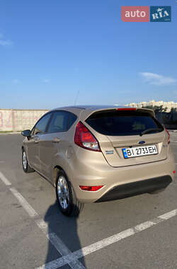 Хэтчбек Ford Fiesta 2016 в 