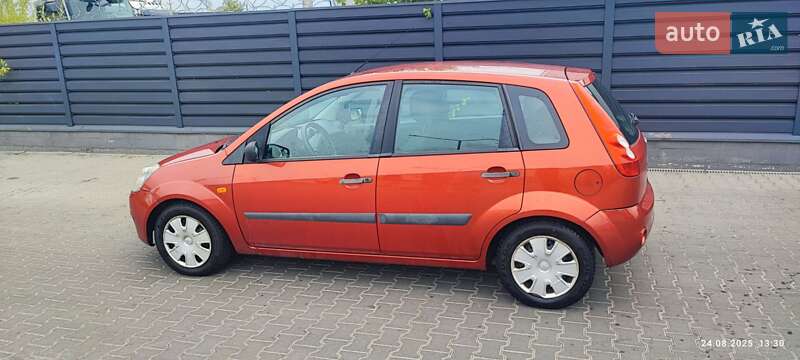 Хэтчбек Ford Fiesta 2006 в 