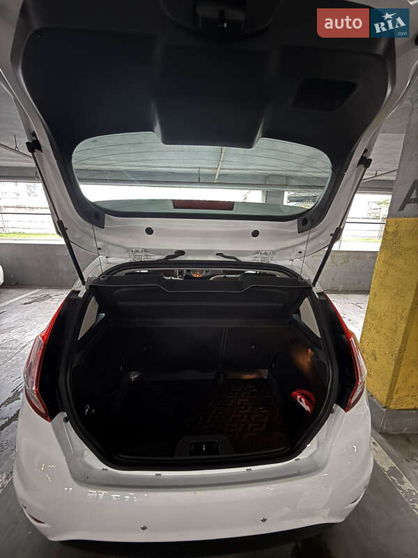 Хэтчбек Ford Fiesta 2015 в Львове