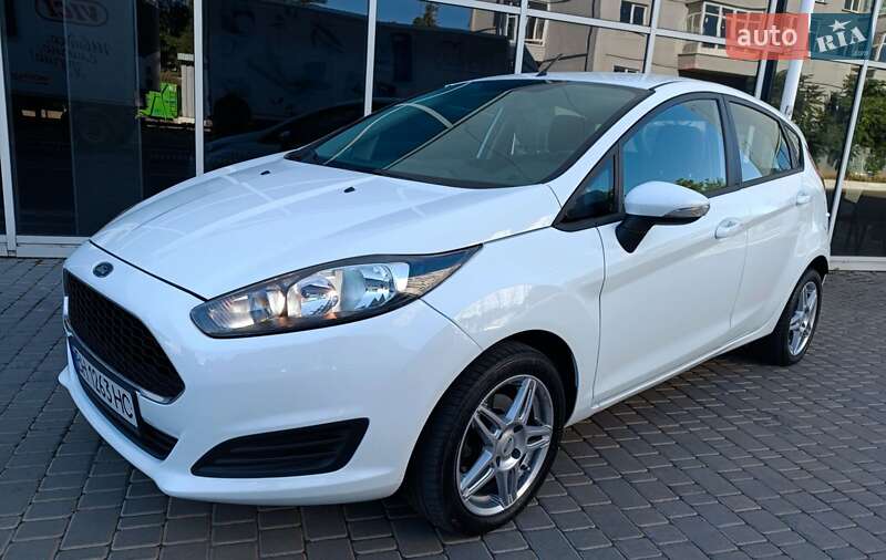 Хэтчбек Ford Fiesta 2016 в 
