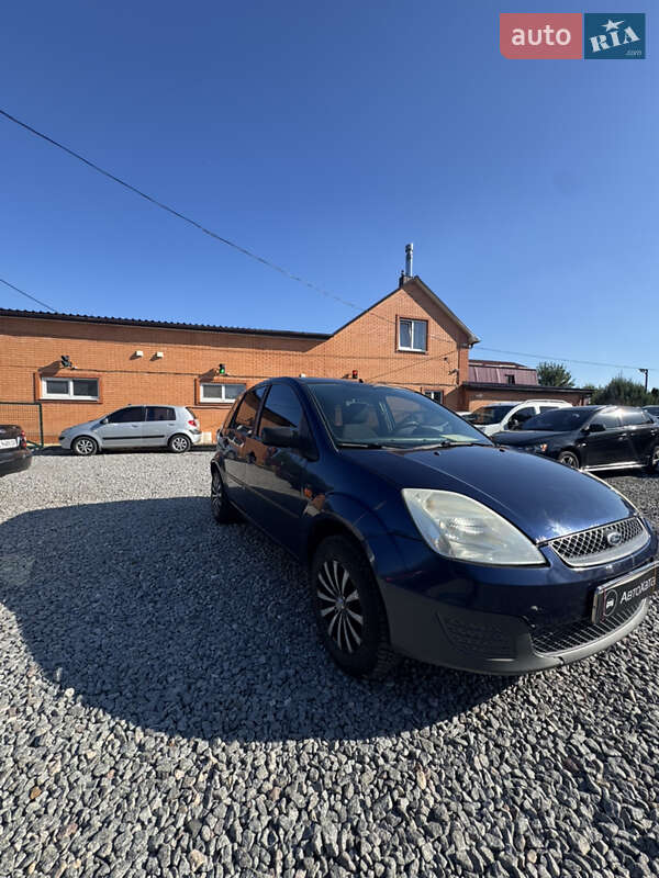 Хэтчбек Ford Fiesta 2005 в 