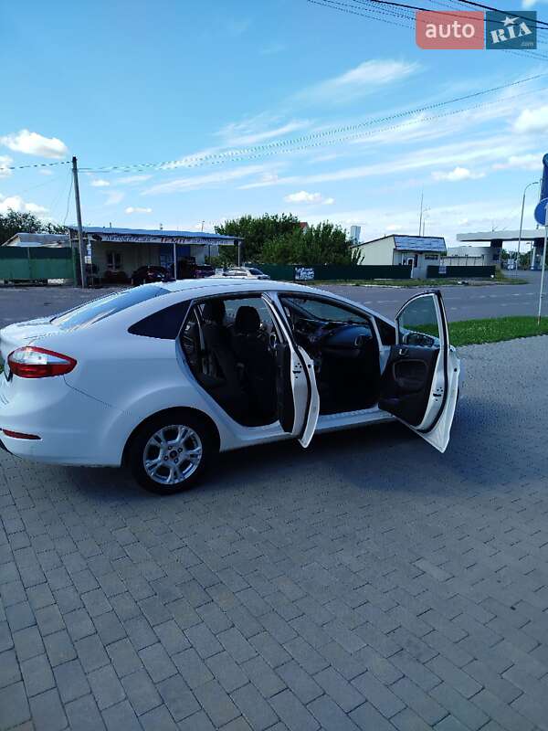 Седан Ford Fiesta 2015 в Миргороде