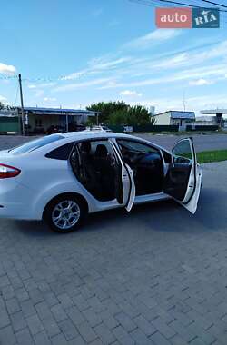 Седан Ford Fiesta 2015 в 