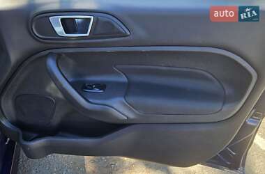 Хэтчбек Ford Fiesta 2015 в 
