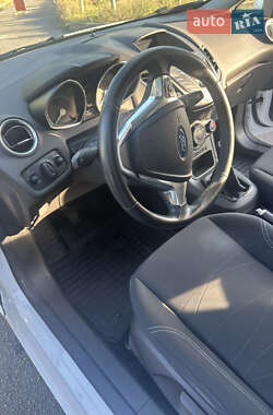 Хэтчбек Ford Fiesta 2016 в 