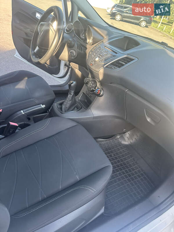 Хэтчбек Ford Fiesta 2016 в Киеве