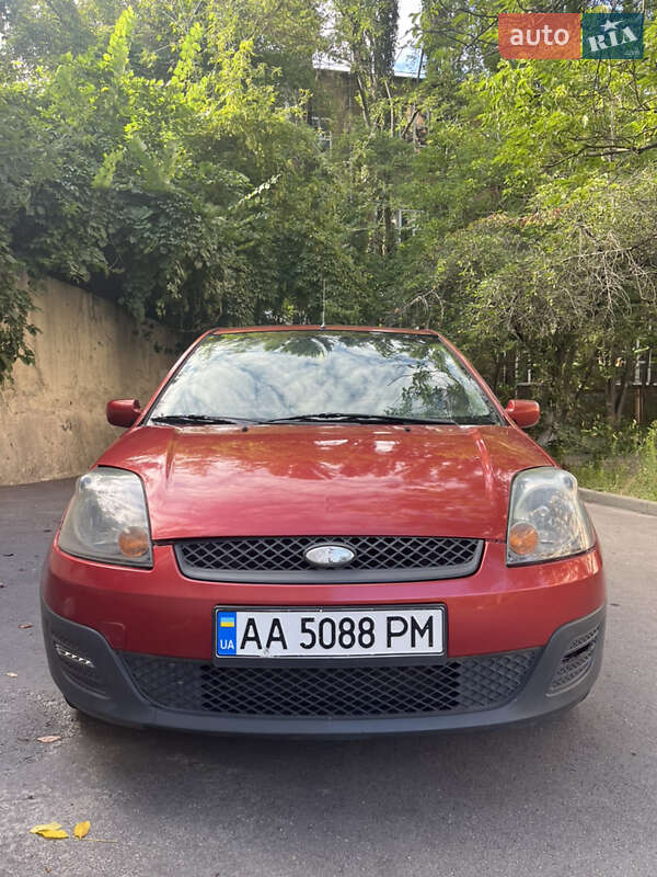 Хэтчбек Ford Fiesta 2006 в 