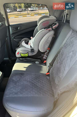 Хэтчбек Ford Fiesta 2012 в 