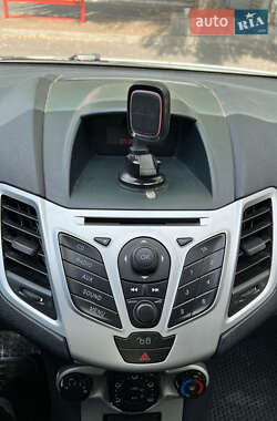 Хэтчбек Ford Fiesta 2012 в 