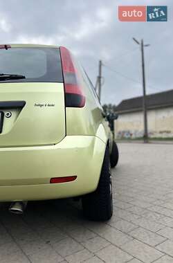 Хэтчбек Ford Fiesta 2004 в 