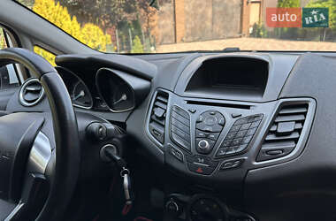 Хэтчбек Ford Fiesta 2016 в 