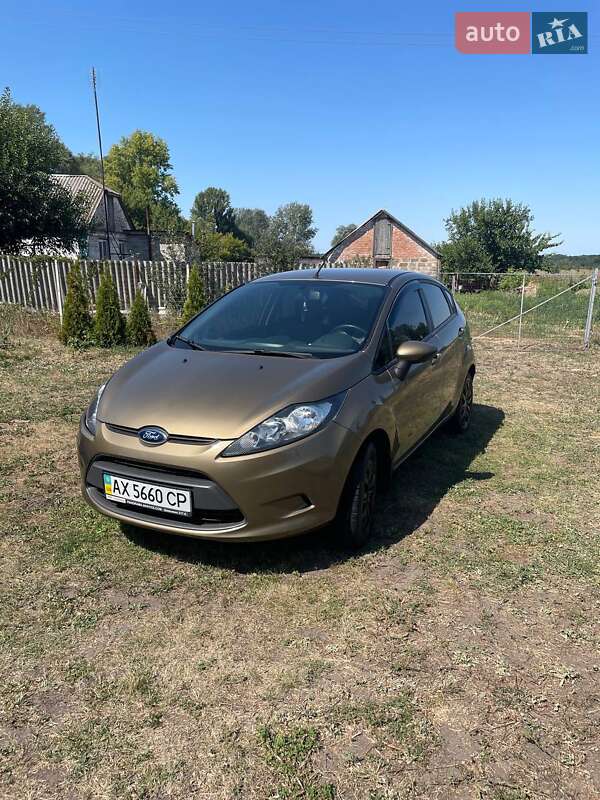 Хэтчбек Ford Fiesta 2012 в 