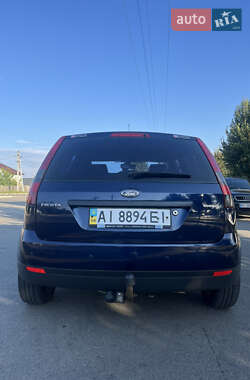 Хэтчбек Ford Fiesta 2005 в 