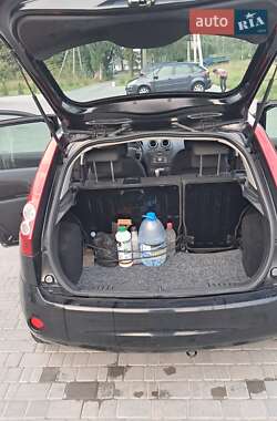 Хэтчбек Ford Fiesta 2005 в 