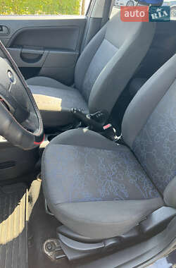 Хэтчбек Ford Fiesta 2006 в 