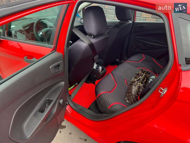 Хэтчбек Ford Fiesta 2013 в Сарнах