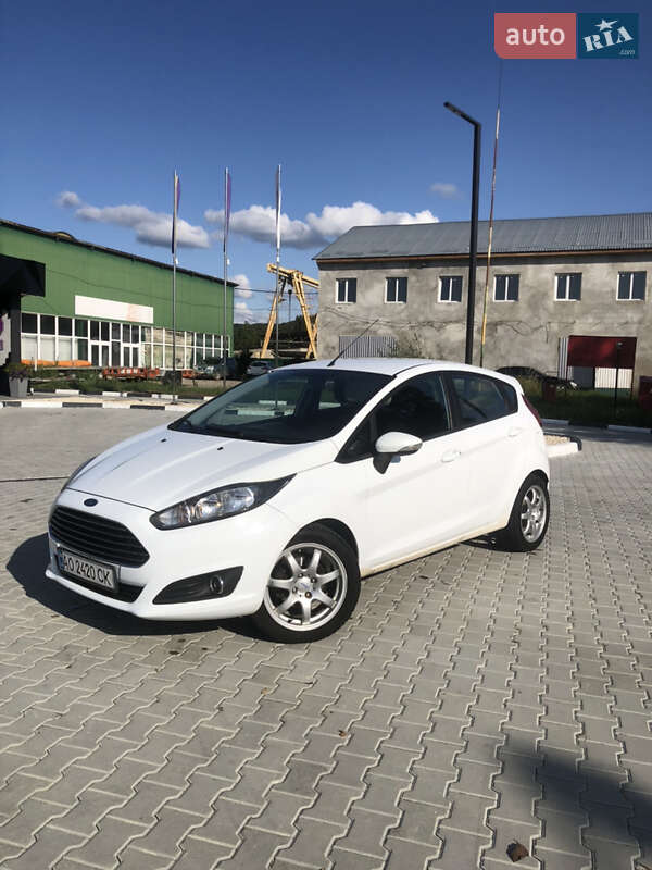 Хетчбек Ford Fiesta 2015 в Ужгороді