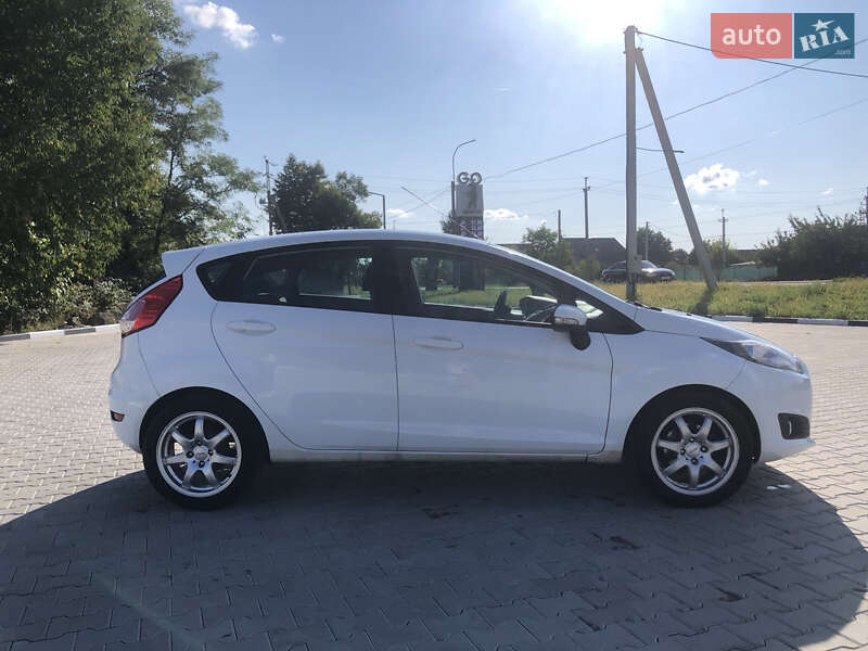 Хетчбек Ford Fiesta 2015 в Ужгороді