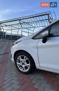 Хэтчбек Ford Fiesta 2015 в 