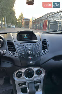 Хэтчбек Ford Fiesta 2015 в 