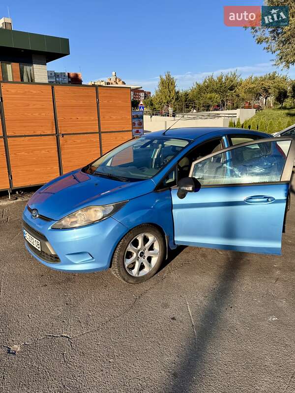 Хэтчбек Ford Fiesta 2011 в 