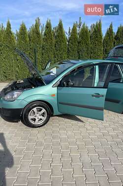 Хэтчбек Ford Fiesta 2006 в 
