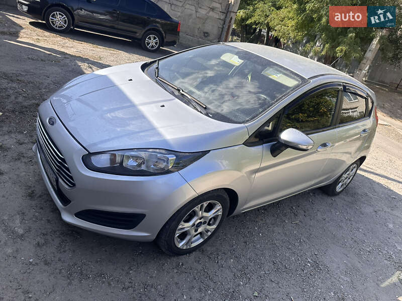 Хетчбек Ford Fiesta 2015 в Дніпрі