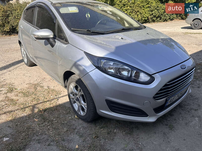 Хетчбек Ford Fiesta 2015 в Дніпрі