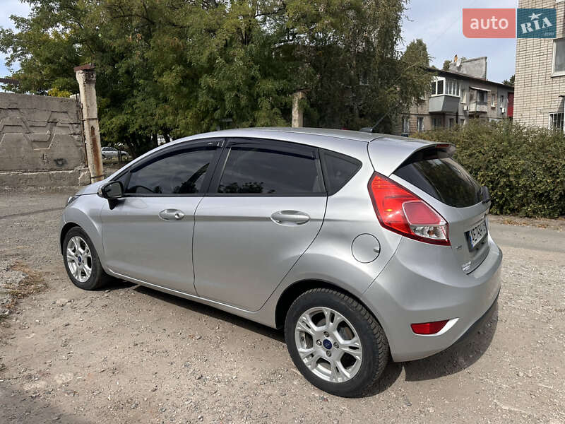 Хетчбек Ford Fiesta 2015 в Дніпрі