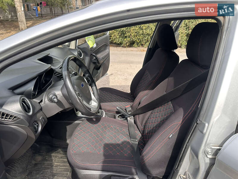 Хетчбек Ford Fiesta 2015 в Дніпрі