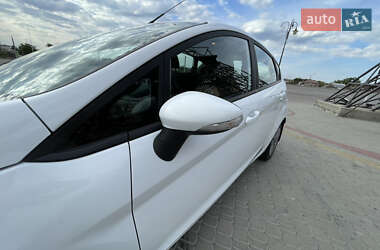 Хэтчбек Ford Fiesta 2016 в 