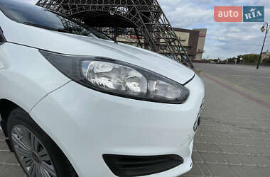 Хэтчбек Ford Fiesta 2016 в 