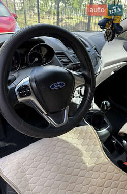 Хэтчбек Ford Fiesta 2015 в 