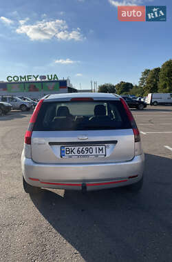 Хэтчбек Ford Fiesta 2004 в 
