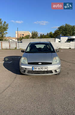 Хэтчбек Ford Fiesta 2004 в 