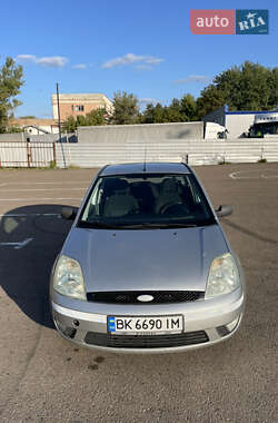Хэтчбек Ford Fiesta 2004 в 