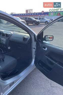Хэтчбек Ford Fiesta 2004 в 