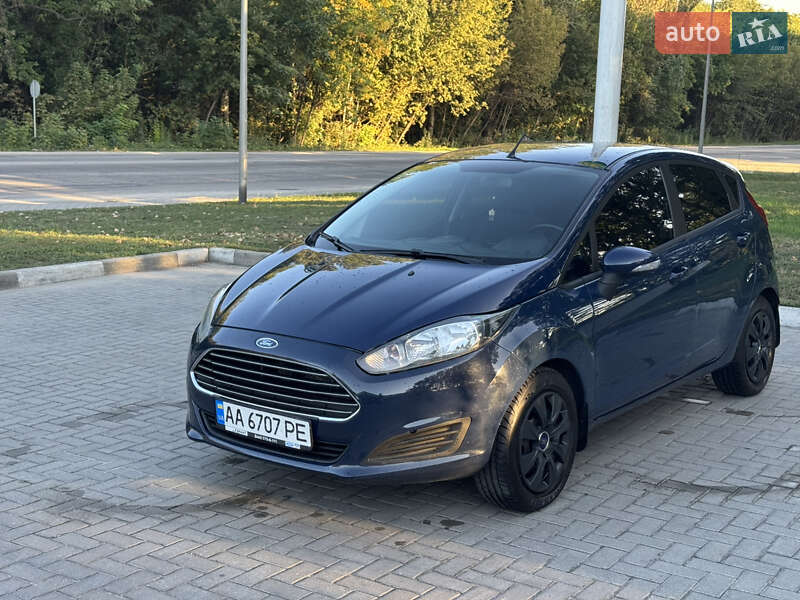 Хэтчбек Ford Fiesta 2015 в 