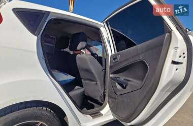 Хэтчбек Ford Fiesta 2015 в 