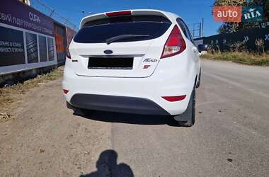 Хэтчбек Ford Fiesta 2015 в 
