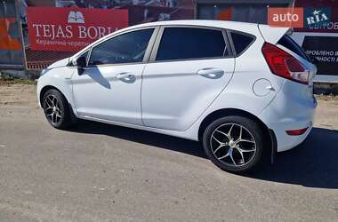 Хэтчбек Ford Fiesta 2015 в 