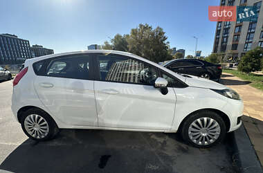 Хэтчбек Ford Fiesta 2016 в 