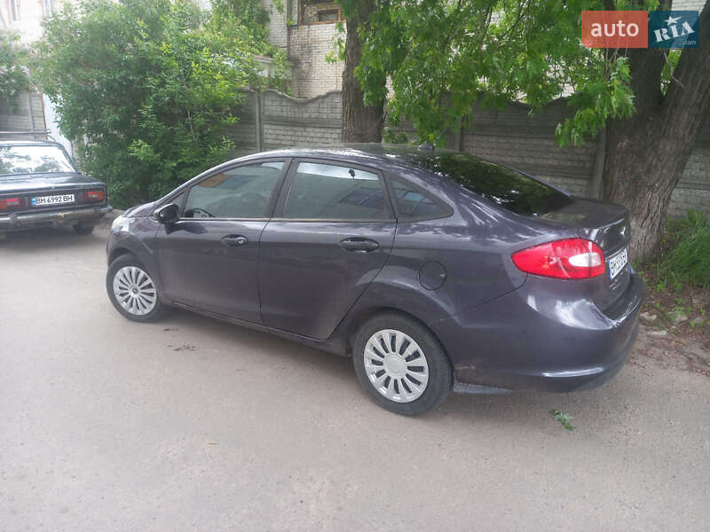 Седан Ford Fiesta 2012 в Глухове