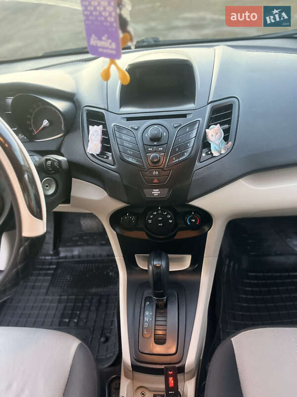 Седан Ford Fiesta 2012 в Глухове